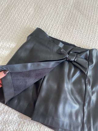 Falda pantalón lazo efecto cuero Stradivarius