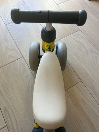 Bicicleta de aprendizaje amarilla