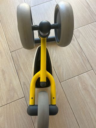 Bicicleta de aprendizaje amarilla