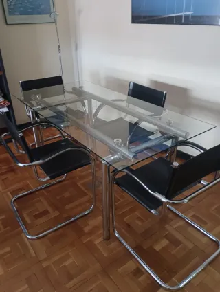 Mesa de cristal y sillas de oficina