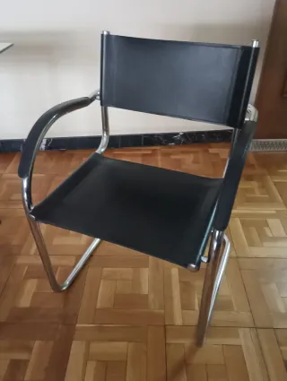 Mesa de cristal y sillas de oficina