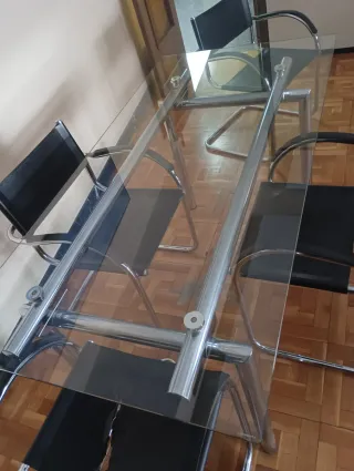 Mesa de cristal y sillas de oficina