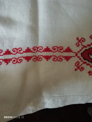 Tendina in lino ricamata a mano