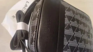 Bolsito bandolera Lacoste negro y gris