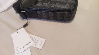 Bolsito bandolera Lacoste negro y gris