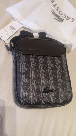 Bolsito bandolera Lacoste negro y gris