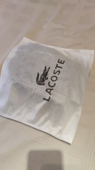 Bolsito bandolera Lacoste negro y gris