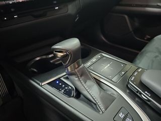 Lexus UX 2.0 250h Business