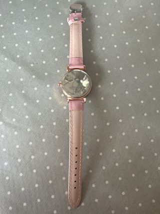 Reloj de pulsera rosa con esfera floral