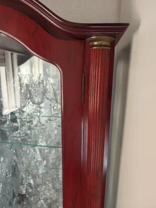 Vitrina de madera con copas de Bohemia