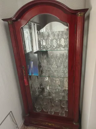 Vitrina de madera con copas de Bohemia