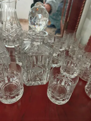 Vitrina de madera con copas de Bohemia