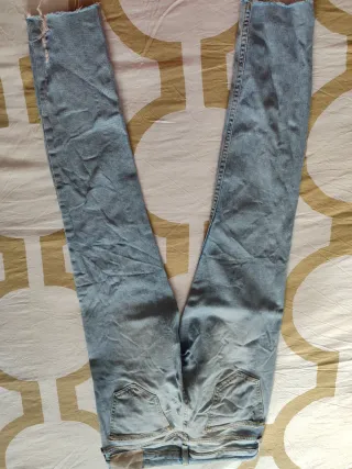Pantalones vaqueros desgastados azules. Talla 34