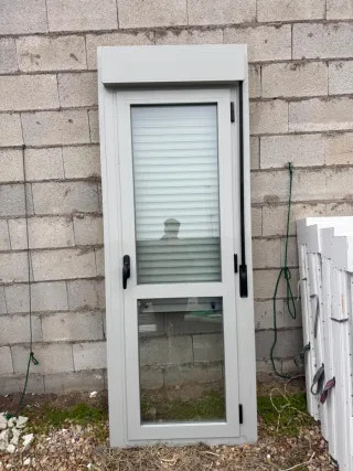 PUERTA CLIMALIT CON PERSIANA ABATIBLE DE COLORgris
