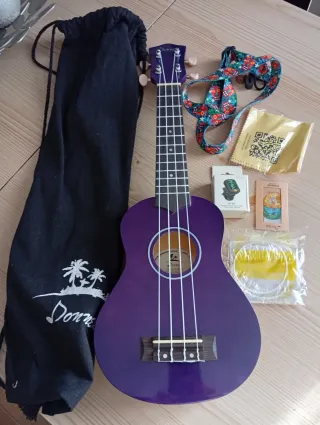Ukelele púrpura con accesorios