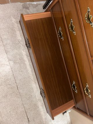 Cómoda de madera con tapa de mármol