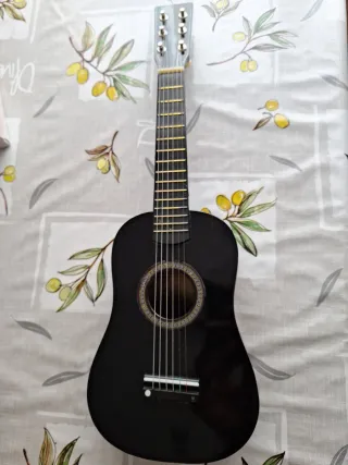 Guitarra negra tipo ukelele