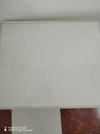 Mesa auxiliar blanca con tapa de cristal