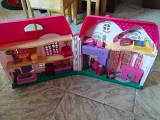 Casa de muñecas rosa y morada