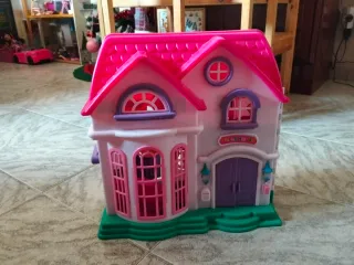 Casa de muñecas rosa y morada