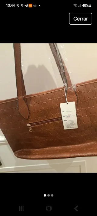 Bolso marrón con logo grabado