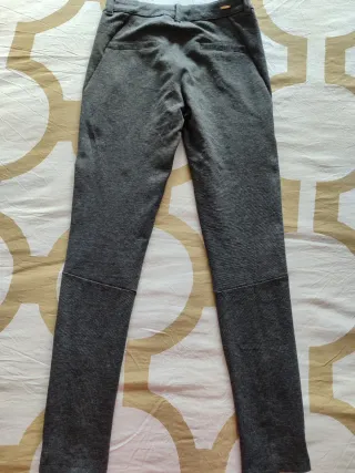 Pantalón leggin gris Bershka. Talla S