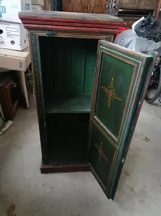 Dispensa in legno massello dipinta