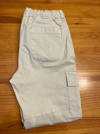 Pantalones cargo beige Bershka