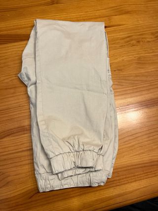 Pantalones cargo beige Bershka