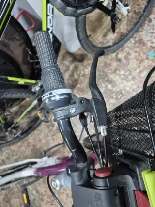 Bicicleta Montaña Morada y Blanca