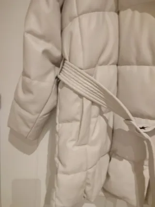 Abrigo acolchado efecto piel beige