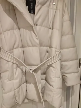 Abrigo acolchado efecto piel beige