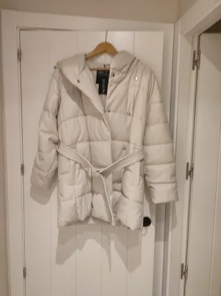 Abrigo acolchado efecto piel beige