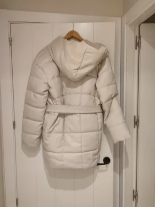 Abrigo acolchado efecto piel beige