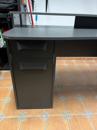 Escritorio gris para ordenador