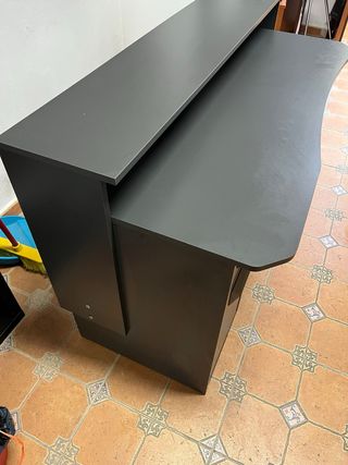 Escritorio gris para ordenador