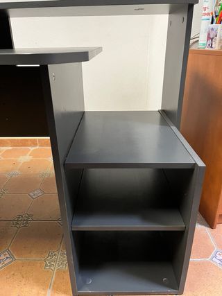 Escritorio gris para ordenador