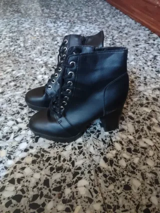 Botines negros con cordones y tacón