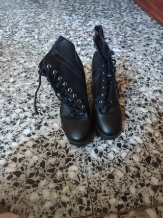 Botines negros con cordones y tacón