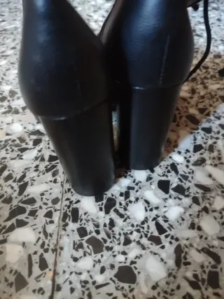 Botines negros con cordones y tacón