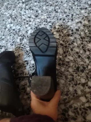 Botines negros con cordones y tacón