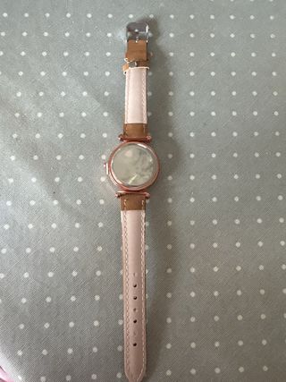 Reloj de pulsera marrón y dorado