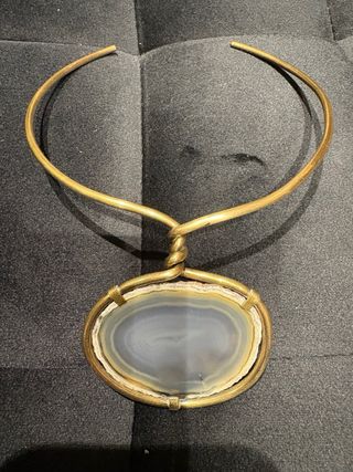 Collar rígido latón con piedra ovalada