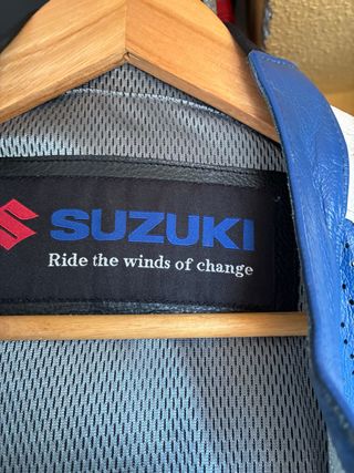 Mono de piel Suzuki original