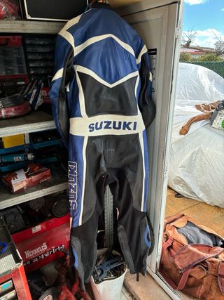 Mono de piel Suzuki original