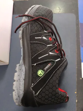 Zapatos de seguridad Cofra negros y rojos
