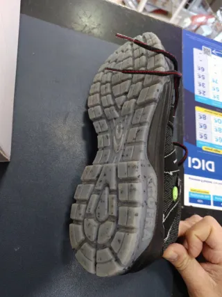 Zapatos de seguridad Cofra negros y rojos