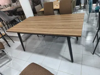 Mesa de comedor de madera y metal