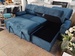 Sofá cama azul de terciopelo