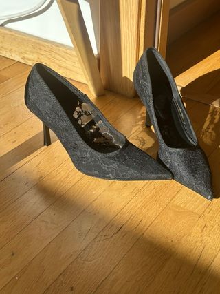 Tacones de encaje negros